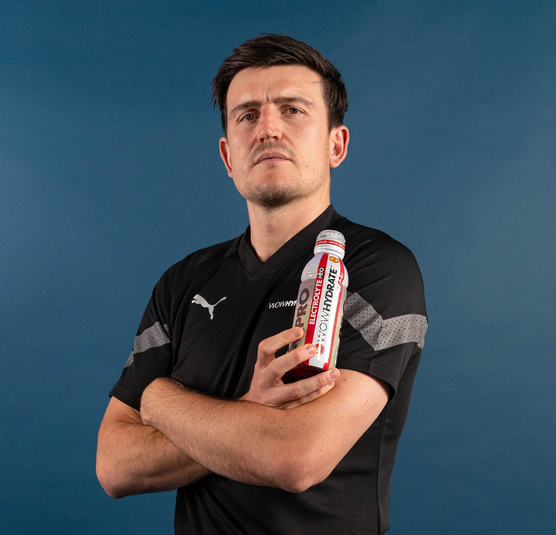 Harry Maguire holding a bottle of wowhydrate Electrolyte pro